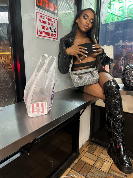 Naken lekkede OnlyFans-bilde av Mommy Ny
