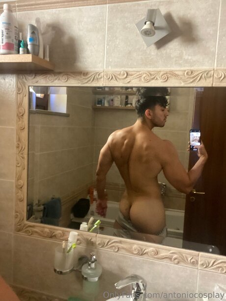 Naken läckt OnlyFans-bild av Antoniocosplay