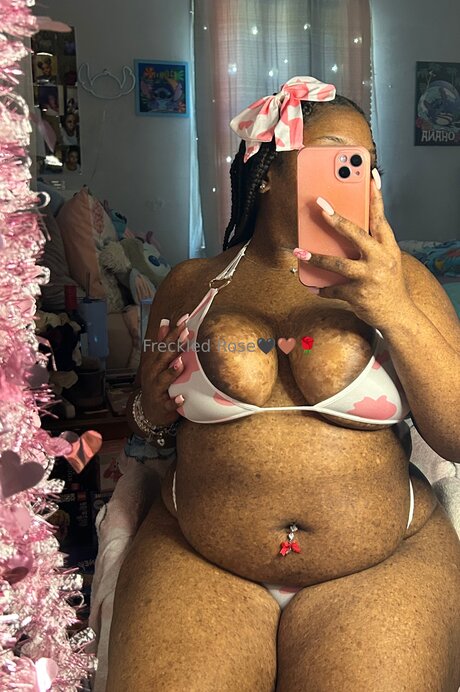 Alasti lekkinud OnlyFans-i pilt Freckledfantasy5