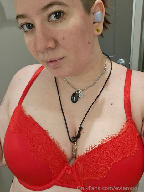 Naakte gelekte OnlyFans-foto van Eviemoons