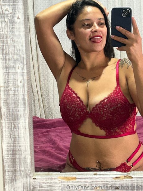 Alaston vuotanut OnlyFans-kuva Larissabraga92