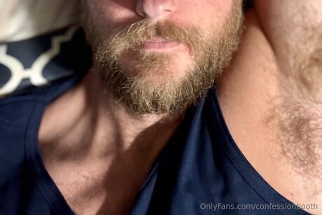 Nacktes geleaktes OnlyFans-Foto von Confessionbooth