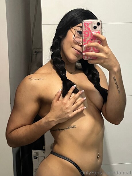 Alasti lekkinud OnlyFans-i pilt Daniiaf
