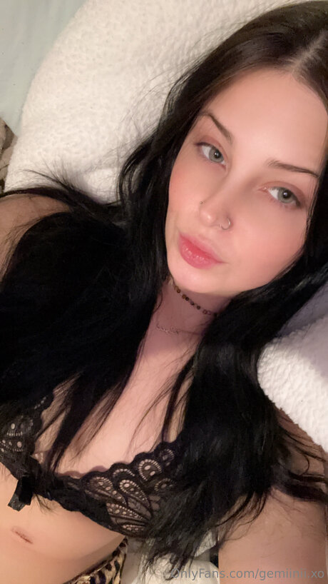 Alasti lekkinud OnlyFans-i pilt Gemiinii Xo