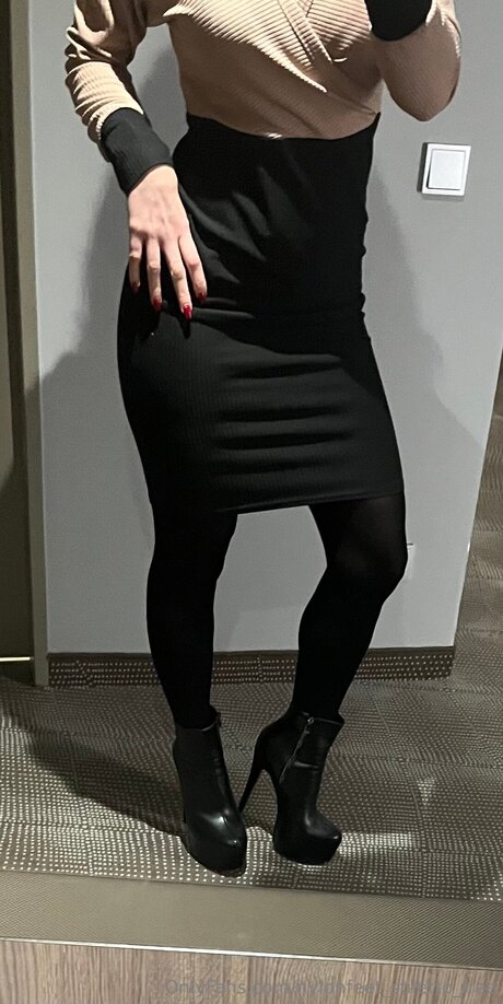 Naken läckt OnlyFans-bild av Nylonfeet Stiletto Free