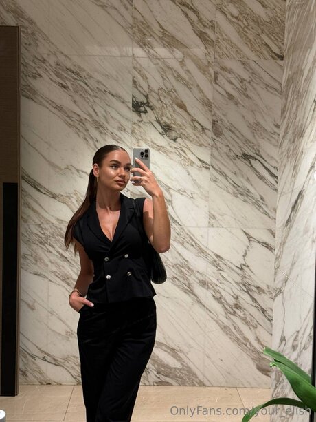 Naken läckt OnlyFans-bild av Your Elish