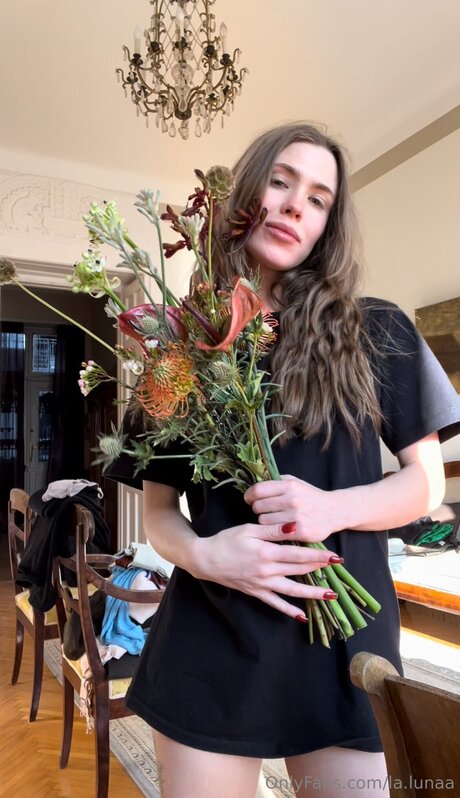 Naken läckt OnlyFans-bild av La Lunaa