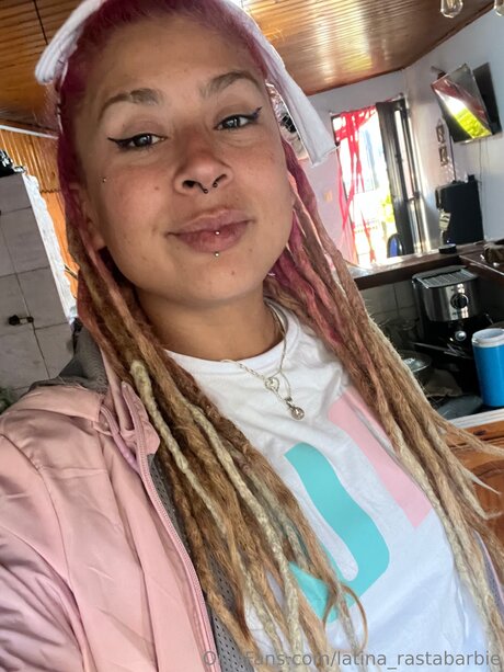 Foto nua vazada do OnlyFans de Latina Rastabarbie