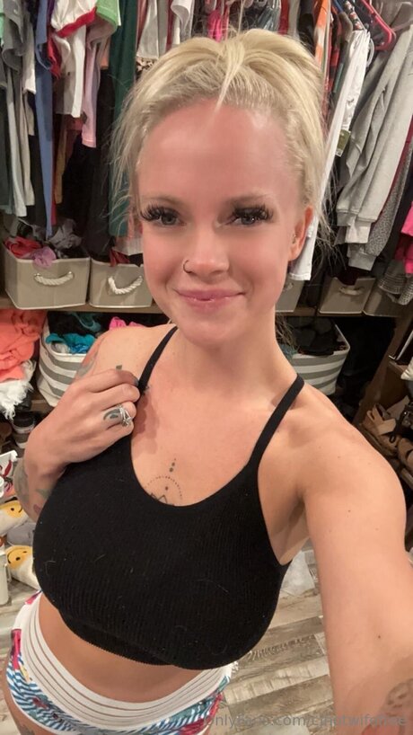 Photo nue de fuite OnlyFans de Cjhotwifefree