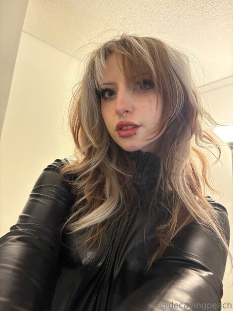 Nahá fotka uniklých OnlyFans od Decayingpeach