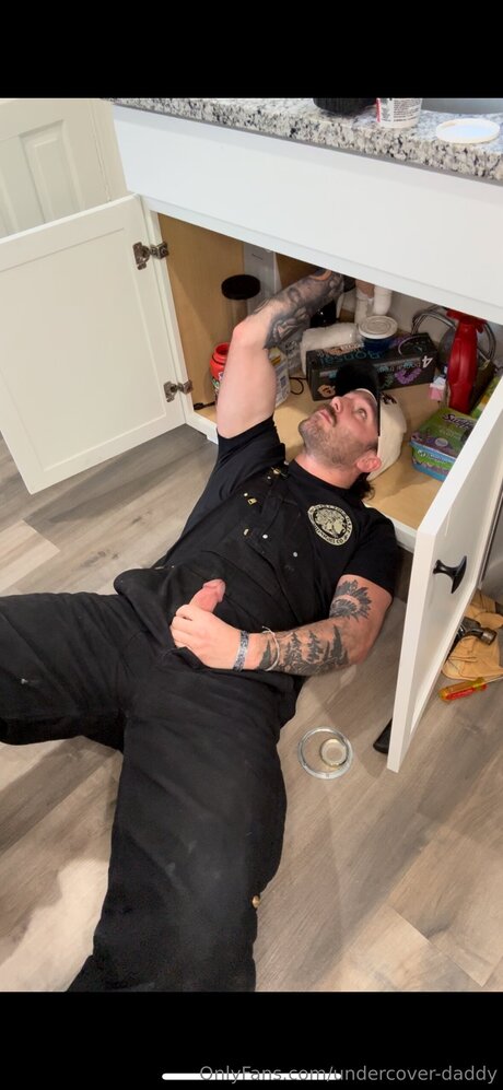 Nacktes geleaktes OnlyFans-Foto von Undercover Daddy