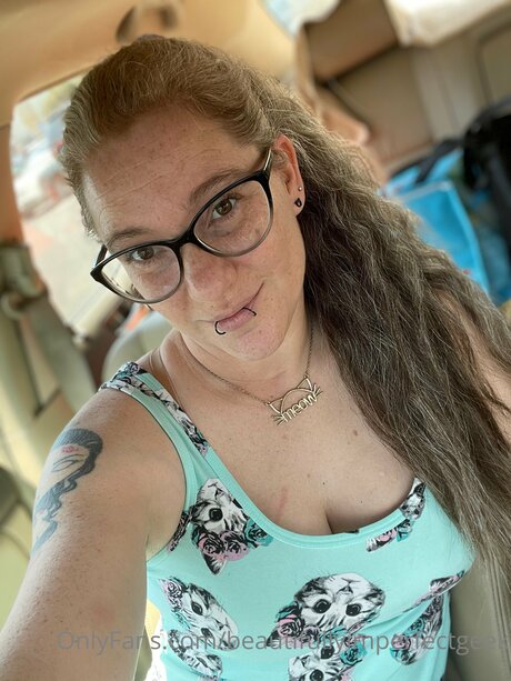 Nahá fotka uniklých OnlyFans od Beautifullyimperfectgeek