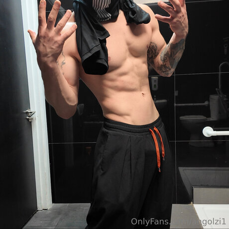 Angolzi1 OnlyFans 유출 누드 사진