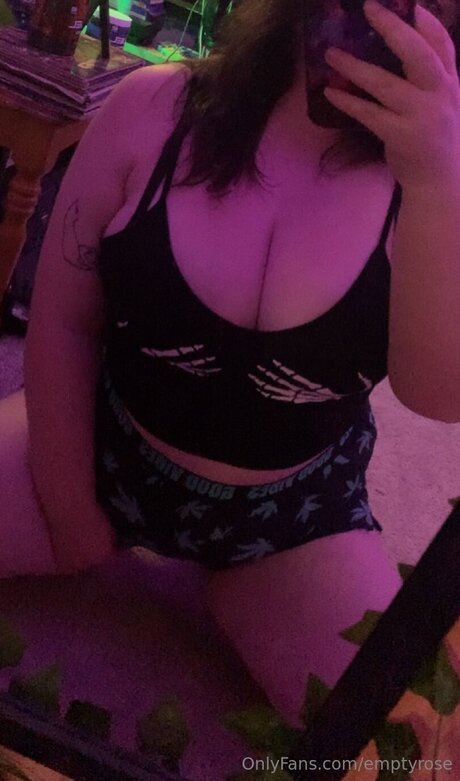 Alasti lekkinud OnlyFans-i pilt Emptyrose
