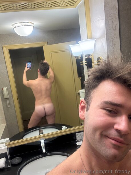 Naken läckt OnlyFans-bild av Mit Freddy