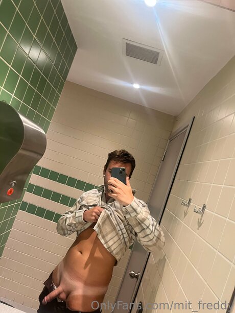 Alaston vuotanut OnlyFans-kuva Mit Freddy