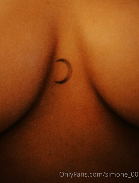 Обнаженная фотография утечки OnlyFans от Simone 00