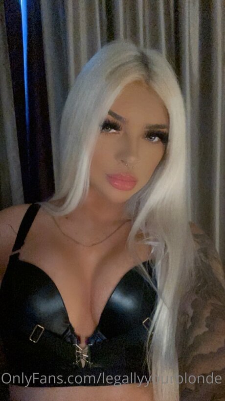 Обнаженная фотография утечки OnlyFans от Legallyyourblonde