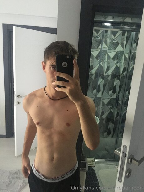 Naakte gelekte OnlyFans-foto van Marquemoon
