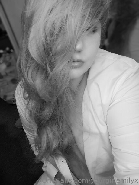 Naken läckt OnlyFans-bild av Yourgirlemilyx