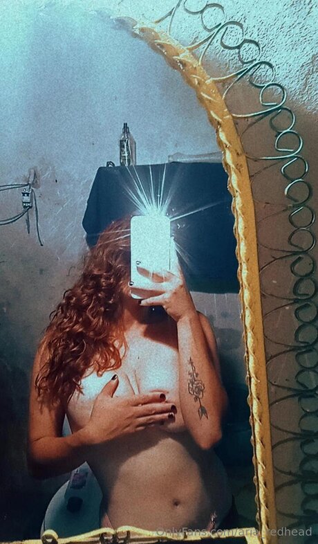 Naken läckt OnlyFans-bild av Aria Redhead