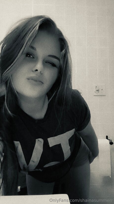 Nahá fotka uniklých OnlyFans od Shainasummerr