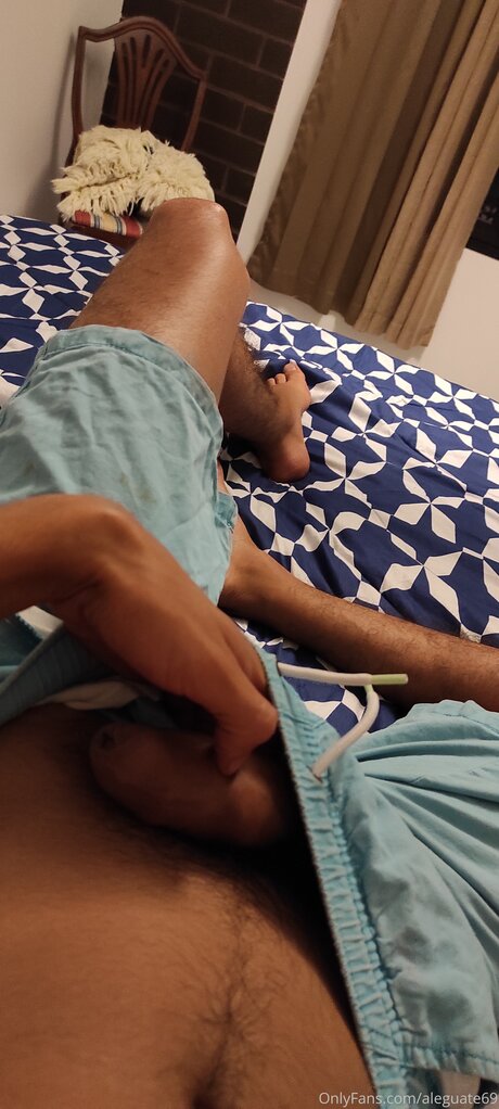 Naakte gelekte OnlyFans-foto van Aleguate69