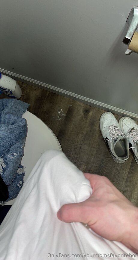 Nøgent lækket OnlyFans-billede af Yourmomsfavoriteboi