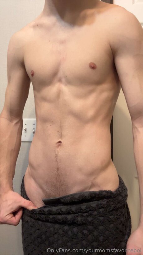 Foto nua vazada do OnlyFans de Yourmomsfavoriteboi