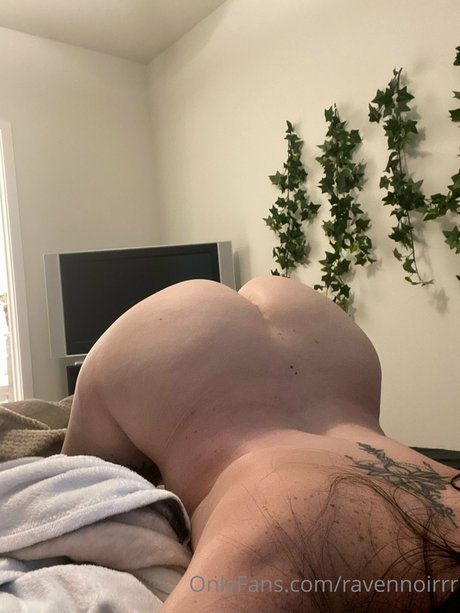 Naken läckt OnlyFans-bild av Ravennoirrr