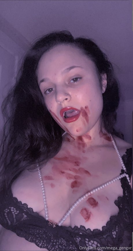 Alasti lekkinud OnlyFans-i pilt Mega Gengar