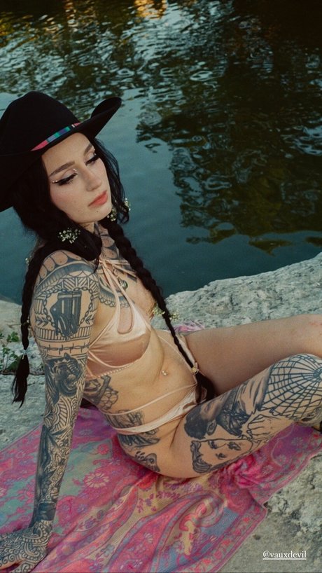 Nahá fotka uniklých OnlyFans od Emma Vauxdevil