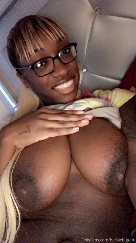 Nahá fotka uniklých OnlyFans od Barbie Bugatti