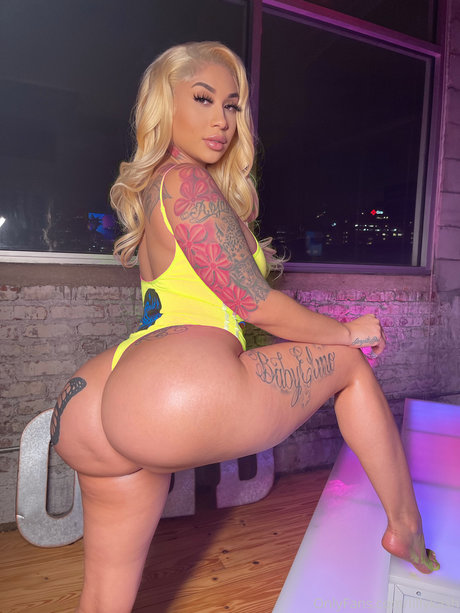 Nahá fotka uniklých OnlyFans od Lilly Kash