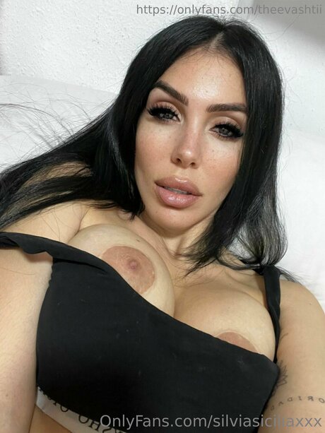 Naakte gelekte OnlyFans-foto van Theevashtii
