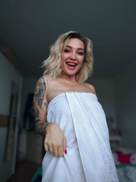 Nahá fotka uniklých OnlyFans od Honeydeeworld