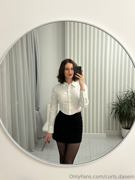 Alasti lekkinud OnlyFans-i pilt Curls Dasein