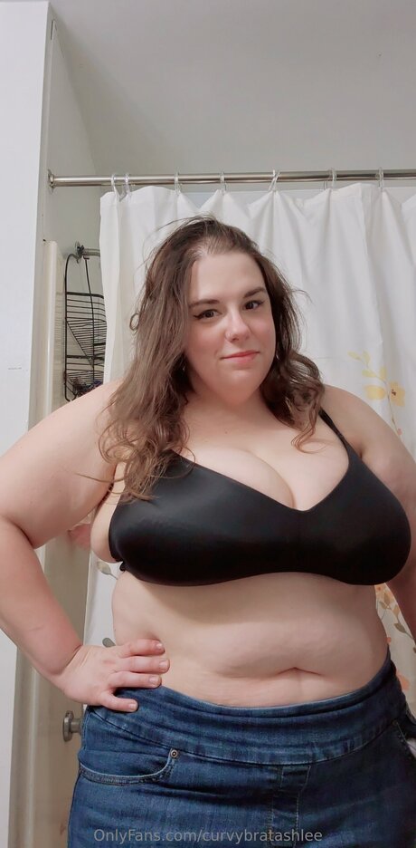 Nagie wyciekłe zdjęcie OnlyFans od Curvybratashlee