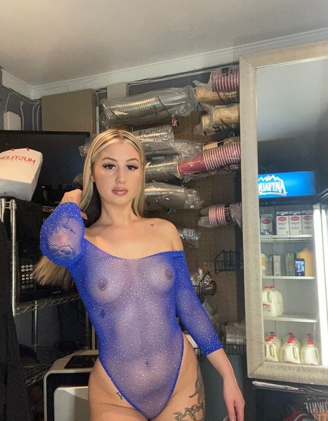 Naken läckt OnlyFans-bild av Barista Barbie