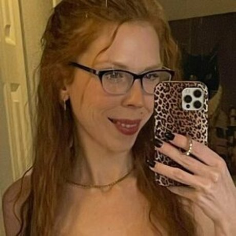 Naakte gelekte OnlyFans-foto van Red Head Redemptionxo