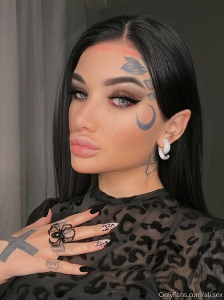 Nahá fotka uniklých OnlyFans od Alice X