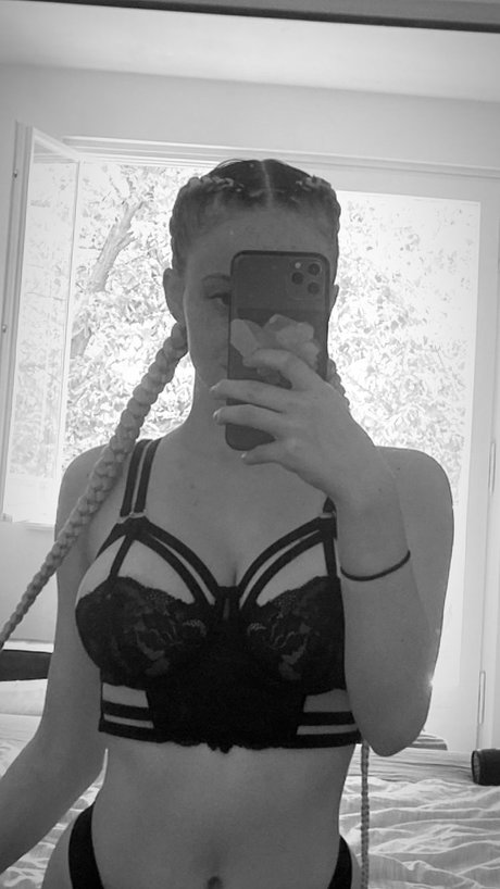 Naken läckt OnlyFans-bild av Elenas Caprice