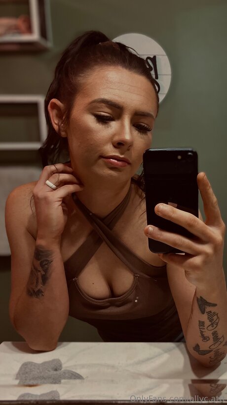 Naken lekkede OnlyFans-bilde av Allyc Attt