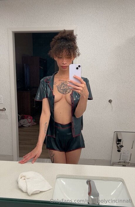 Photo nue de fuite OnlyFans de Misspolycincinnati