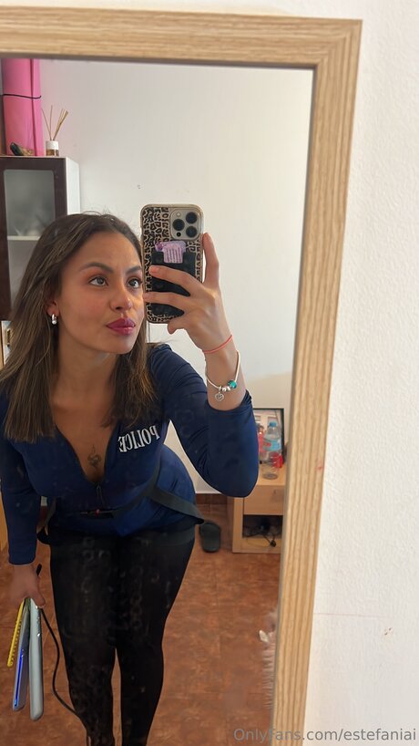 Naakte gelekte OnlyFans-foto van Estefaniai