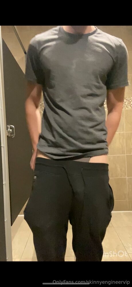 Alasti lekkinud OnlyFans-i pilt Skinnyengineervip