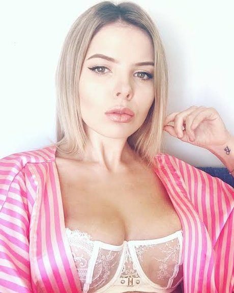 Alasti lekkinud OnlyFans-i pilt Olivia Frazer