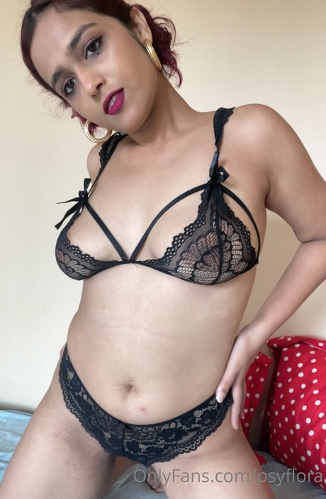 Alasti lekkinud OnlyFans-i pilt Neelam Kudale