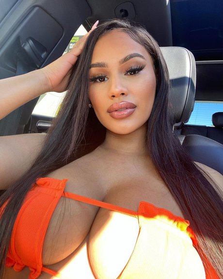 Alaston vuotanut OnlyFans-kuva Elisa Saraii