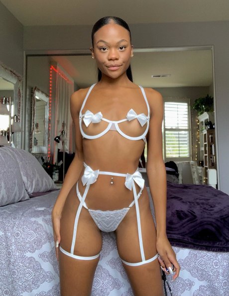 Nacktes geleaktes OnlyFans-Foto von Karlie K